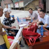 “带着板凳进村”，党员干部赢得民心