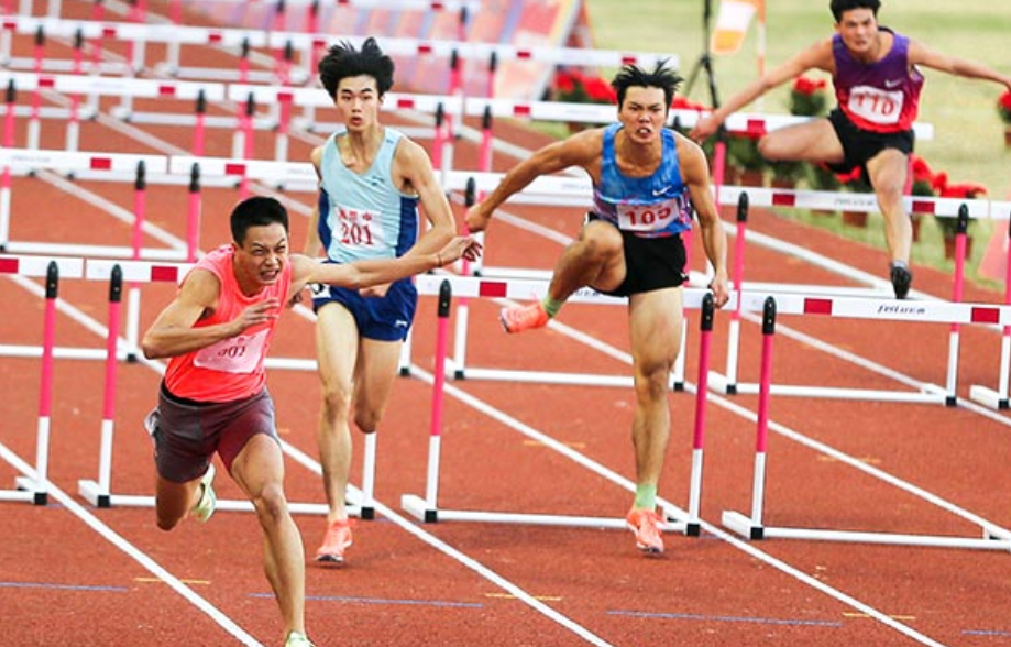 省十四运110米栏赛场 男子U16组冠军隔空喊话长郡飞人陈智康