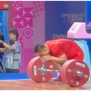 视频 | 眼含泪水亲吻杠铃！老将杨哲深情告别