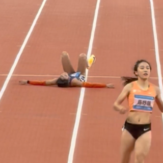 视频 | 全运会女子200米决赛，刘英兰不慎摔倒……