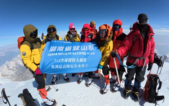 湖南登山队成功登顶欧洲之巅厄尔布鲁士峰