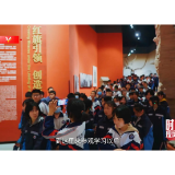 时政现场说丨红旗引领 精神永在