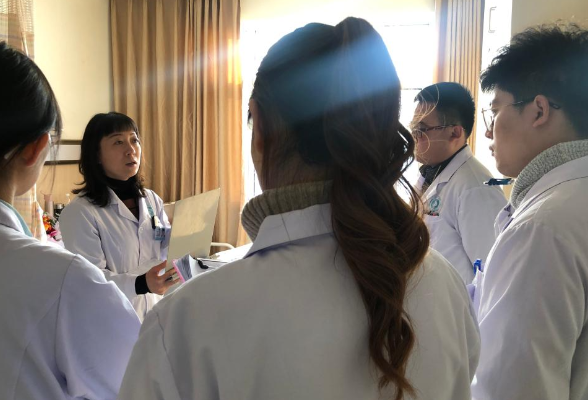 党旗在基层一线高高飘扬｜名专家、新党员：这位女医生不简单