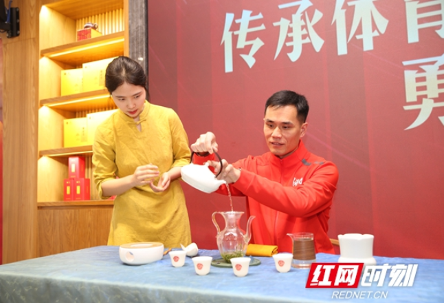“这是一杯有湖湘风味的茶”，奥运冠军们走进湘茶集团抢“鲜”品春茶