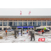 芙蓉区人武部：老兵带“新兵” 一起学雷锋