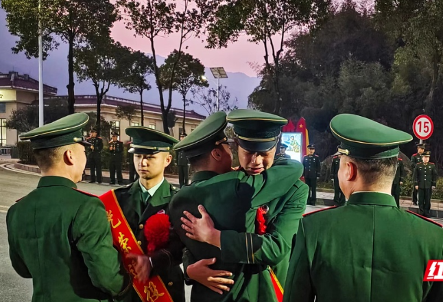 武警第二机动总队某支队某大队欢送首批春季入伍士兵退役