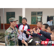 洞口县人武部：“老兵带新兵，大手拉小手”，学雷锋当先锋