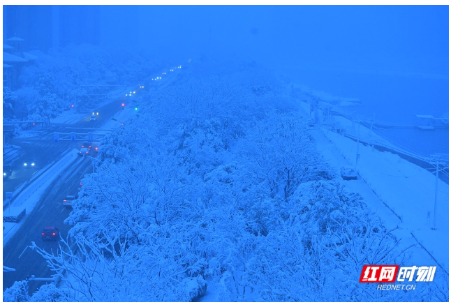 组图丨全网都在等的长沙初雪，早高峰在雪中开始