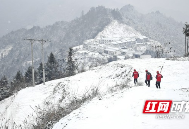战寒潮丨湖南：7000余名电力人员奋战融冰一线