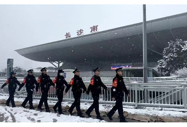 长沙南站派出所民警在风雪中守护旅客平安出行