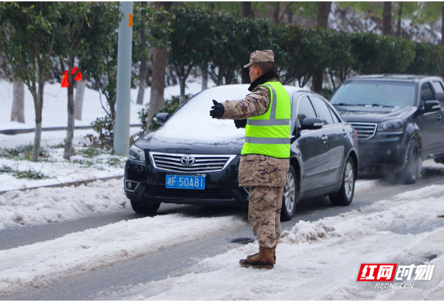 迎战大寒潮 | 武警岳阳支队官兵奋战一线抗冰雪保畅通