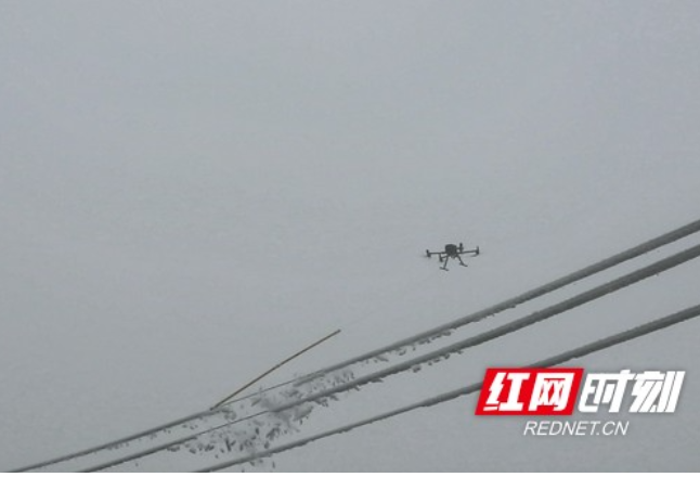 战寒潮保供电丨看无人机重“棒”除冰 大量冰块从导线上脱落
