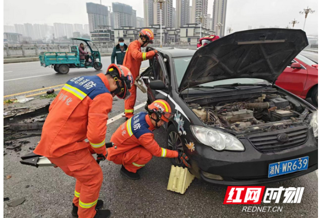 湖南怀化：道路结冰打滑发生车祸 消防紧急救出被困者