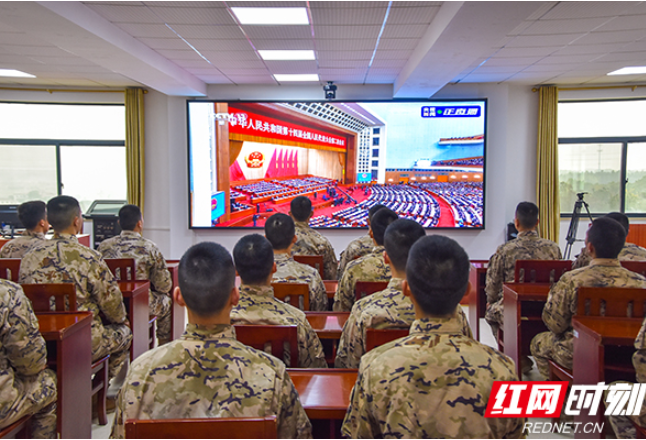 武警湖南总队某部掀起学习贯彻两会精神热潮