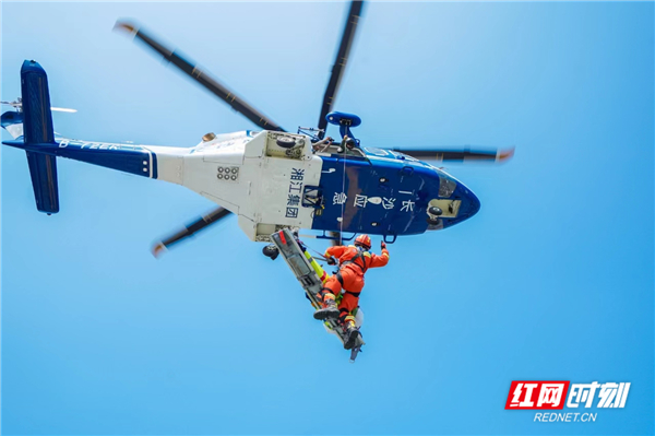 长沙消防举行超高层建筑直升机应急救援演练
