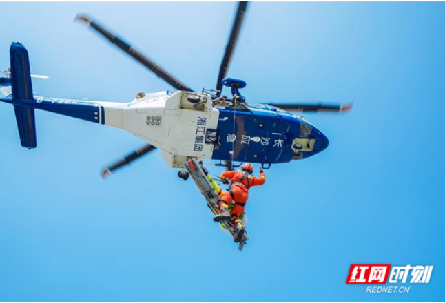 长沙消防举行超高层建筑直升机应急救援演练
