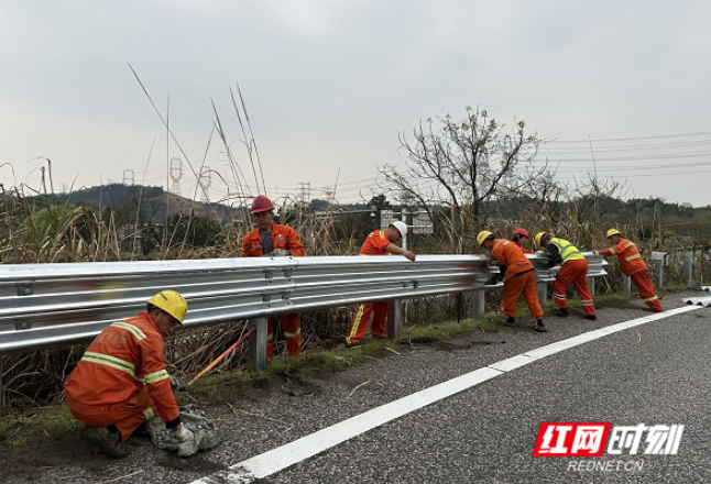 2天完成 湖南高速养护公司实施交安设施提质改造