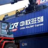 抗疫一线“摆渡人”：与时间赛跑 24小时跨境转运防疫物资