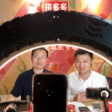 乡愁经济带动扶贫产品销售 33万消费者围观湖南新化县长直播泡面