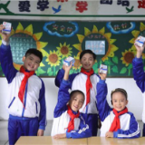 开学季，学生奶构筑学生营养健康新防线