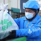 国庆露营装备热销 户外鞋服、睡袋吊床等销售额增长超10倍