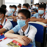 拼多多“为你读书”公益行动走进湖北竹山知名作家分享文学课