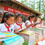 让孩子们爱上阅读 拼多多“为你读书”公益行动走入陕西秦岭
