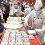 元宵节氛围浓！长沙商超元宵汤圆热销，手工现做满满节日烟火气！