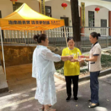 高温下的清凉关怀 为户外工作者撑起“爱心伞”