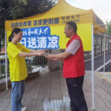 长沙山塘社区设立“极速补给点” 为外卖骑手送上夏日清凉
