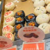 臭豆腐小龙虾辣椒搞里头！长沙中秋未至月饼先火