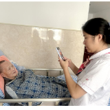 暖心服务进病房，联通营业员为住院老人解燃眉之急