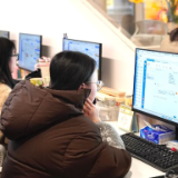 女子网上学“薅羊毛”技巧,连续13次网购后AI修图索赔,长沙警方:敲诈勒索,刑拘