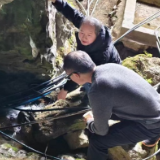 湖南省委金融办驻龙山县他砂社区工作队破解饮水难题