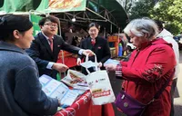 烟火市集传消保 广发银行长沙人民路支行3·15金融消保宣传走进社区菜市场