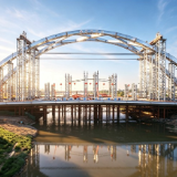 湖南路桥承建的义乌富港大桥主拱肋顺利合龙