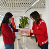 “书送梦想·点亮希望”——中粮可口可乐华中公司开展公益捐书活动