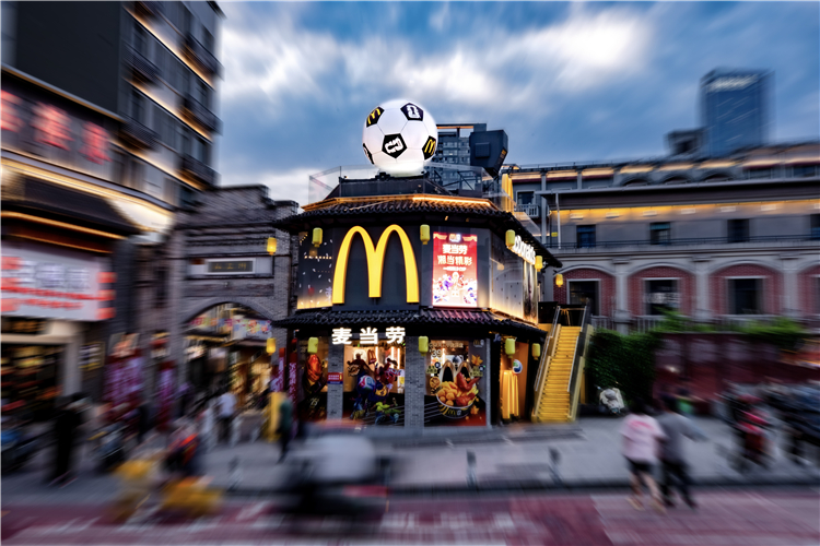 巨型FIFA足球闪现麦当劳长沙潮宗街餐厅.jpg