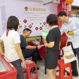 保险赋能晚年 广发银行长沙开福支行走进社区开展保险公众宣传日活动