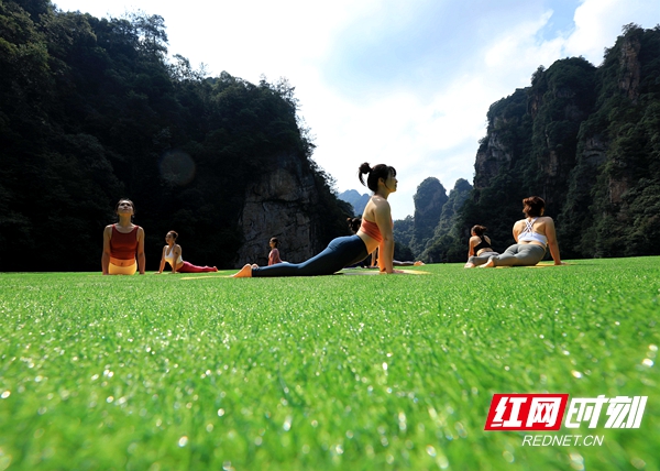 9月24日，瑜伽爱好者聚集在湖南张家界武陵源宝峰湖景区练习瑜伽，在秋日的阳光下舒展身心，感受人与自然山水的和谐之美。吴勇兵 摄