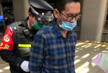 列车即将到站 90后女乘警联手乘客擒网逃嫌犯