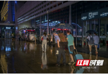 “上来，我背你过去！”雨天湿滑铁警背起婆婆