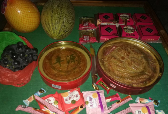 南方的月饼为什么要切着吃？ 因为它真的很大！