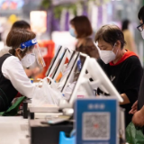我们的防疫措施是最经济的、效果最好的 | 人民观点