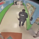 美得州小学枪击案报告:为确保自身安全执法人员浪费“宝贵时间” 致人员伤亡