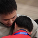 追光丨哪有什么“水花消失术”，不过是擦干眼泪继续前行