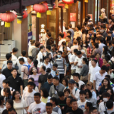 “人从众”折射消费活力 专家：二季度经济增长将加快