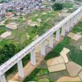 上半年全国铁路完成固定资产投资3049亿元，同比增长6.9%