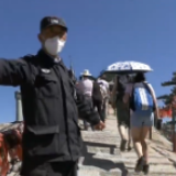 多地景区客流回暖 疫情防控也不放松