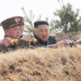 朝鲜最高领导人金正恩指导朝鲜人民军进行炮击对抗赛